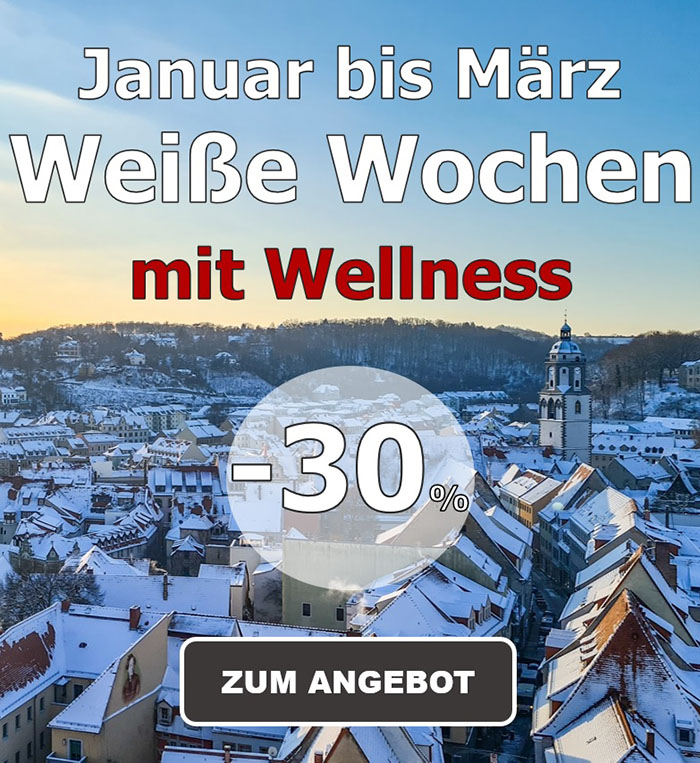 Schneebedeckte Stadt mit Kirche und Hügeln im Winter. Text: Januar bis März Weiße Wochen mit Wellness -30% und eine Schaltfläche mit der Aufschrift ZUM ANGEBOT, die über dem Bild angezeigt wird.